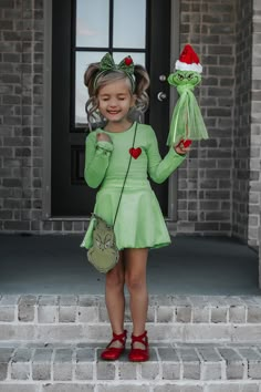 Grinch Costumes, Halloween Parejas, Grinch Christmas Party, Christmas Dress Up, Grinch Party, Christmas Photo Props, Volleyball Inspiration, The Grinch Stole Christmas, Dress Up Day