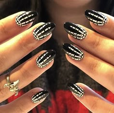 Fictional Monsters, Nails Grunge, Honey Balayage, Unghie Nail Art, Halloween Acrylic Nails, Cute Halloween Nails, Vampire Fangs, Colorful Nail