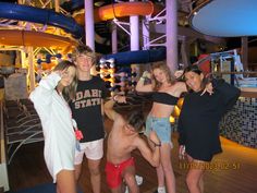 Cruise friends Funny Cruise Pictures, Summer Cruise, Cruise Picture Ideas Friends, Cruise Vibes, Cruise Teen Club, Bahamas Cruise Outfits, Cruise With Best Friend, Cruise With Friends