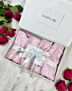 An everyday-luxury pyjama set wrapped in signature packaging - the perfect gift to elevate your evening or celebrate special occasions. This pretty pair features our Flower Shorts and Silk Camisole. Made in Melbourne, Australia. 100% silk (22 momme, grade 5A) in the shade “Peony” (pastel pink) Machine-washable with complimentary laundry bag (see our Care Guide) Complimentary shipping & returns on all domestic orders Silk Camisole Size Guide Bust Circumference Length (includes 15 cm adjustable st Aesthetic Pijamas, Silk Quotes, Fancy Branding, Pijamas Kids, Pajama Gift Set, Pink Machine, Comfy Sleepwear