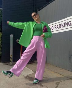 Color Blocking Outfits Street Style, Bright Pants Outfit, Colorful Summer Outfits, Colorful Minimalist, Outfits Con Jeans, Color Blocking Outfits, Contemporary Clothing, Quirky Fashion, Green Outfit