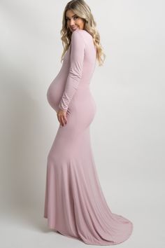 Details A solid hued maternity photoshoot gown/dress featuring a slight train, long sleeves, a v-neckline, and a hi-low hemline. Content + Care 95% Modal 5% Spandex Hand Wash Cold, No Bleach, Hang or Line Dry USA Size + Fit Sleeve Length: 18.5" Front Hem: 58" Back Hem: 68" Measured From: Small Product Code: 37844 Model Stats: Height: 5'6" Bust: 32" Hips: 33" Wearing Size: Small Photoshoot Gown, Pink Maternity Dress, Photoshoot Maternity, Trendy Maternity Outfits, Long Sleeve Maternity Dress, Maternity Long Dress, Dresses For Pregnant Women, Pregnant Celebrities, Maternity Gown