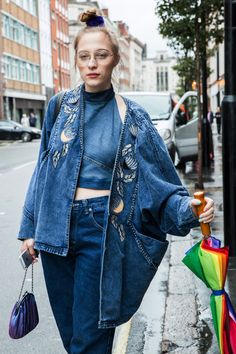 Street Style, London Fashion Week: 30 Gorgeous Beauty Looks - FASHION Magazine… Fashion Week London, Hippie Mode, Jumpsuit Denim, Looks Jeans, Boho Mode, Denim Inspiration, Denim On Denim, Mode Abaya