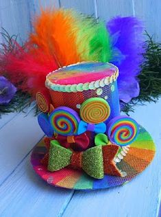 7 dicas de acessórios DIY para transformar seu look de carnaval - Pra Quem Tem Estilo Top Hat Centerpieces, Carnaval Diy, Headband Elastic, Hat Birthday, Rainbow Headband