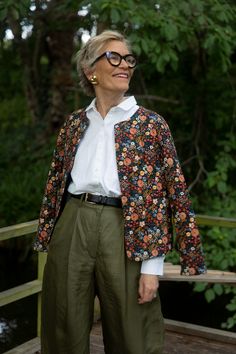 Stylish Grandma, Grandma Style, Style At A Certain Age, Cool Aesthetic, Navy Blue Cardigan, Seasons Change, Everyday Fashion Outfits