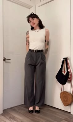 emilyarmas on ig Outfit Ideas Summer Pants, Smart Work Wear Women, Buisnesscore Outfit Female, Professional Meeting Outfit, Photographer Fashion Outfits, Engineer Clothes Women, Business Casual Outfits Black And White, Outfit Ideas Professional Casual, Edgy Business Casual Outfits Summer