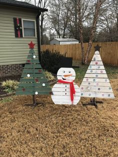 a snowman and christmas tree made out of pallet wood