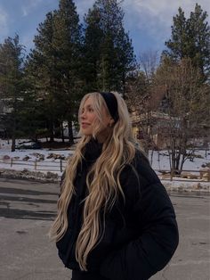 Winter Hairstyles For Blondes, Snowy Aesthetic Outfit, Cold Hairstyles Winter, Classy Rainy Day Outfit Winter, Snowday Outfit Winter, Winter Picture Inspo Instagram, Cold Outfits Comfy, Hairstyles Winter 2023