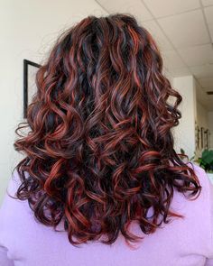 Highlight For Brown Curly Hair, Brown With Red Undertones Curly Hair, Red Hair For Curly Hair, Wavy Curly Hair Color Ideas, Red Curly Hair Balayage, Hair Color For Curly Hair Highlights