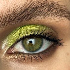 Chartreuse Eyeshadow, Green And Yellow Eyeshadow Looks, Colourpop Eyeshadow Looks, Maquillage On Fleek, Festival Make Up, Smink Inspiration, Dope Makeup, Green Eyeshadow, Kiss Makeup