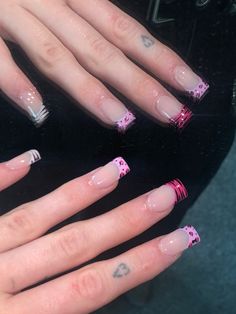 Nail Idea Natural Nails, Short Nails Y2k Square, Short Nails Acrylic Y2k, Simple Nails Y2k, Square Acrylic Nails Designs Ideas, Natural Nail Art Ideas, Nail Ideas 2000s, Nail Inspo Acrylic Y2k, Nail Inspo Square Medium Y2k