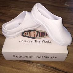 New In Box Unisex Scrub Zone Mens Landau Scrubzone White Safety Shoes Description Unisex White Comfort Clogs With Closed Backs And Non Slip Bottoms * Brand Scrubzone * Color White * Size Men's Size 5 Or Women's 7 * Item * Condition New In Box Sneaker Boots Mens, Scrub Shoes, Fringe Sneakers, Medical Shoes, White Clogs, Clown Shoes, Light Weight Shoes, Black Leather Sandals, Leather Clogs