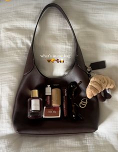 #purse #bag #whatsinmybag #makeup #perfume #brown #coachbag #coach Coach Bags Aesthetic, Brown Purse Outfit, Coach Brooklyn, Study Laptop, Brown Coach Bag, Matcha Coffee, Skincare Oil, Purse Aesthetic, Daniel 3