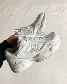 Amazon Workout Clothes, Chunky White Sneakers, Shoe Aesthetic, All White Shoes, New Balance Shoe, White Chunky Sneakers, Trendy Shoes Sneakers, Pretty Shoes Sneakers, Shoe Wishlist