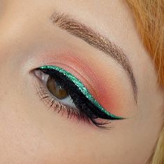 Love her peach eye makeup with the green glitter liner x Peach Eye Makeup, Green Eyeliner, Eyeliner For Beginners, Glitter Eyeliner, How To Apply Eyeliner, Eyeliner Tutorial, Smokey Eyes