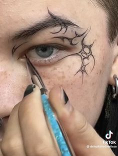 Cool Punk Hairstyles, Graffic Liner Black, Cybergoth Eyeliner, Cheek Makeup Art, Cool Eyeliner Looks Creative, Demon Eyeliner, Cybersigilism Eyeliner, Cybersigilism Makeup, Alien Core Outfits