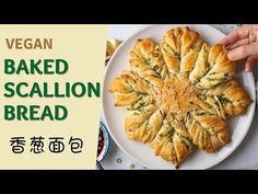 vegan baked scallion bread on a plate with the words vegan written in chinese