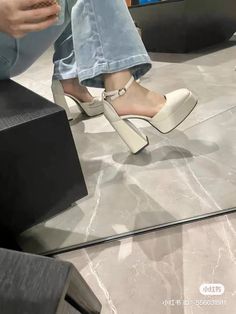 Korean Shoes, Pretty Heels, Heels Prom, Chanel Outfit, Heel Tap, White High Heels, Modest Dresses Casual, Girly Shoes, Elegant Shoes