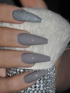 ¡Aquí hay algunas ideas hermosas de diseño de uñas grises entre uñas negras y grises, uñas rosas y grises y uñas ombre grises! Grey Acrylic Nails, Grey Nail Art, Grey Nails, French Pedicure, Winter Nails Acrylic, Cute Acrylic Nail Designs, Simple Acrylic Nails, Fall Acrylic Nails, Gray Nails