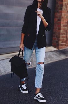 15 Looks Que Demuestran Que A Veces Menos Es Más | Cut & Paste – Blog de Moda Ripped Knee Jeans, Looks Street Style, Black Women Fashion, Black Blazer, Street Styles