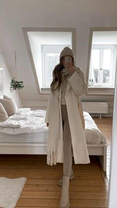 Neutral Winter Outfit Classy, Winter Outfits Cold Europe, All Cream Winter Outfit, Chilly Weather Outfits Aesthetic, Cream Outfits For Women Winter, Nyc Style Outfits Cold Weather, Neutral Outfit Ideas Fall, Neutral Cozy Outfits, Winter Outing Outfit Cold Weather