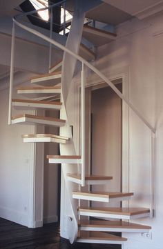 vue sur l'escalier avec limon poutre débillardée reconstutuée. L'escalier est en acier blanc et marches bois clair. Stairs Duplex Ideas, Duplex Stairs Window Design, Duplex House Stairs Interior Design, Stairs In Duplex House, Duplex Staircase Design Indian, Loft Bed