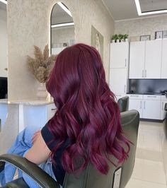 As we dive into the hair colors that are the most trendy in 2024 are all about bold choices, embracing natural beauty, and a touch of futuristic flair. Purple Red Hair Color, Violet Hair Colors, Red Hair Inspiration, Hair Color Burgundy, Hairstyle Trends