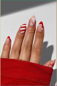 Explore 86  Christmas Nails designs that will add festive flair to your holiday season. From elegant snowflakes to jolly Santas, find your perfect nail inspiration and dazzle at every Christmas event. Don't miss out on the holiday sparkle! Santa Nails, Red Christmas Nails, Cute Simple Nails, Cute Christmas Nails, Easy Nails, Summery Nails, Girly Acrylic Nails, Cute Gel Nails