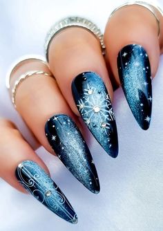 Pretty Nails For Christmas, Christmas Nails White And Blue, Blue Christmas Nail Art, Frosty Winter Nails, Blue Black White Nails, Winter Blue Nail Designs, Nails Winter Design, Christmas Blue Nails, Black Blue Nails