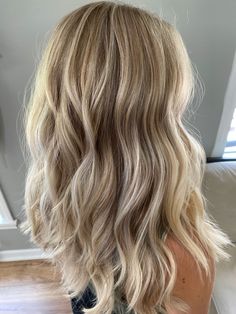 In Leben jedes Menschen kommt ein Momentin dem wir eine Veränderung brauchenManchmal ist es eine Renovierungein bisschen Shoppen oder ein brandneuer HaarschnittIn anderen Fällen ist eine neue... Blond Hair For Summer, Blonde Hair Inspiration With Lowlights, Light Blonde Partial Highlights, Pretty Blonde Balayage, Balayage Hair Blonde Babylights, Hair Styles With Blonde Highlights, Light Brunette Hair With Blonde Balayage, Blond Hair Highlights And Lowlights, Simple Blonde Balayage