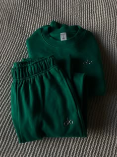 A green sweatshirt and sweatpant matching set Cute Matching Sweat Sets, Alo Sweat Set, Athleisure Fits, Alo Set, Sweats Outfits, Christmas Merch, Matching Sweat Set, Academia Clothes, Sweat Sets