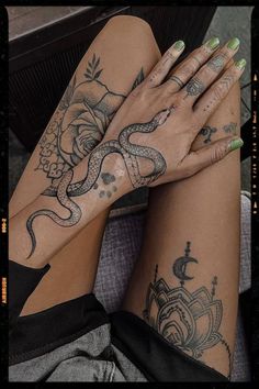 Snake Tattoo Inspiration - Baddie Tattoos Inspiration Wrap Around Wrist Tattoos, Around Arm Tattoo, Serpent Tattoo, Hip Thigh Tattoos, Hand And Finger Tattoos, Palm Tattoos, Snake Tattoo Design, Hand Tattoos For Women, Wrist Tattoos For Women