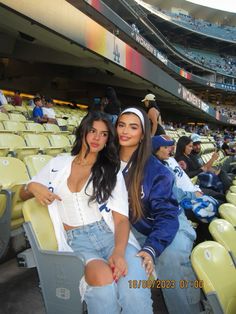 White Dodger Jersey Outfit Women, Dodger Outfits For Women, Cute Baseball Game Pictures, Chic Baseball Game Outfit, Dodgers Jersey Outfit Womens, Angels Baseball Outfit Women, Dodgers Game Aesthetic, Dodgers Outfit Women Casual, Baseball Game Aesthetic Pictures