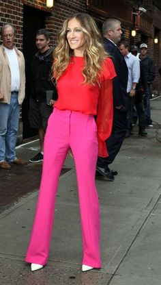 Pink Pants Outfit, Hot Pink Pants, Pink Trousers, Outfit Chic, Pink Lady, Sarah Jessica Parker, Pink Pants, Pink Outfits