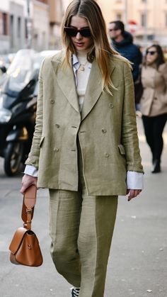 Linen suit summer style Moda Safari, Linen Suits Women, Floaty Summer Dresses, Resort 2025, Outfit Suit, Tan Suit, Peg Perego, Suit Outfit, Capsule Closet