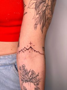 Acotar Stamp Tattoo, Mountain Knee Tattoo, Rhysand Tattoo Ideas, Acotar Tattoos Minimalist, Acotar Spine Tattoo, Rhys Knee Tattoo, To The Stars Who Listen Tattoo, Acotar Knee Tattoo, Rhysand Knee Tattoo