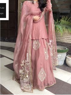 Beautiful Sharara Designs, Garara Outfit Pakistani, Desi Shadi Dresses, Garara Dress Aesthetic, Sharara Gharara Designs, Lehenga Without Showing Stomach, Simple Desi Wedding Dress, Pakistani Pink Dress, Pink Shaadi Dress