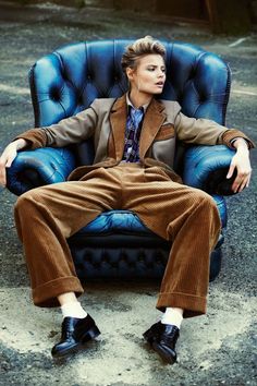 Masculine Feminine Fashion, Magdalena Frackowiak, Dandy Style, Woman Sitting, Tomboy Fashion, 인물 사진, Up Girl, Looks Style