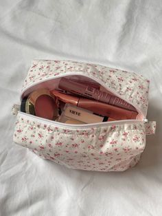 Makeup Bag Floral, Floral Makeup Bag Aesthetic, Makeup Bag Cute, Makeup Bags Cute, Aesthetic Makeup Bags, Cute Toiletry Bag, Makeup Pouch Aesthetic, Pouch Aesthetic, Flower Makeup Bag