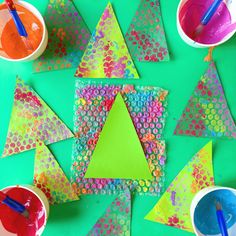 Bubble Wrap Christmas Trees - Preschool Process Art Christmas Process Art, Trees Preschool, Preschool Process Art, How To Make Bubbles, Holiday Art Projects, Coloring Posters, Tree Study, Sensory Art, Green Craft