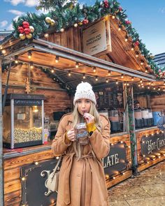 Christmas Market Photo Ideas, Hot Chocolate Stand, Christmas Market Outfit, Christmas Pictures Friends, Budapest Christmas Market, Cologne Christmas Market, Budapest Christmas, Bournemouth University