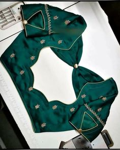 Blouse Design Back Design, Krrish Designer Blouse, Blouse Necks Latest, New Simple Blouse Designs, Plan Blouse Designs Latest, Neck Pattern For Blouse, Blouses Back Neck Designs, Simple Neck Designs For Blouses, Blouse Designs New Latest