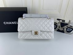 Chanel Handbags Classic, Chanel Classic Flap Bag, Trendy Purses, Collage Wallpaper, Classic Flap Bag, Classic Handbags, Designer Shoulder Bags