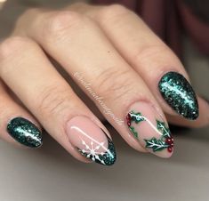 Christmas Nail Designs For A Festive And Joyful Mani | Le Chic Street Nail Art Noel, Xmas Nail, Xmas Nail Art, Holiday Nails Christmas, December Nails, Round Nails, Festival Nails, Xmas Nails