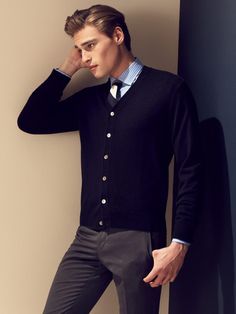 nice pose, but right hand down Prep School Style, Adrette Outfits, Prep School, Elegante Casual, School Style, Mode Casual, Smart Casual Outfit, Sharp Dressed Man, Well Dressed Men