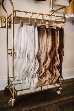 there are many different colored hair on the rack