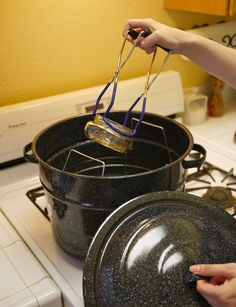 It's canning season! Here's a step-by-step home canning tutorial. We have all you need at Egg|Plant to get canning, including classes. www.eggplantsupply.com Jelly Making, Wine Jelly, Jelly Desserts, Canning Jam, Homemade Jelly, Jelly Recipe