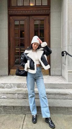 Sherpa Coat Outfit Winter, Chic Cold Outfits, New York Outfits Winter Colorful, Black And White Sherpa Jacket Outfit, Nyc Aesthetic Fashion Winter, Greece Winter Fashion, Casual Work Dinner Outfit Winter, New York Winter Fashion Cold Weather, Winter San Francisco Outfits