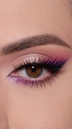 Perfecciona tu forma de maquillarte los ojos, completará y mejorara mucho tu make up final!💜 Pink Smokey Makeup Looks, Colored Eye Makeup For Brown Eyes, Pink Smokey Eyeliner, Smokey Eye Makeup Colorful, Makeup That Matches Purple Dress, Smokey Eye Makeup With Pink, Simple Purple Eyeshadow Looks Natural, Pink Cat Eye Makeup, Makeup Looks With Purple Dress