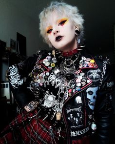 Classic Punk Fashion, Crust Punk Makeup, Clownpunk Fashion, Queer Punk Fashion, Punk Rock Aesthetic Outfits, Alt Jacket, Punk Battle Jacket, Crust Punk Fashion